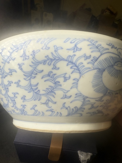 古玩陶瓷纏枝花卉紋青花擂缽真品鑒賞圖