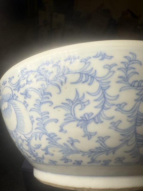 古玩陶瓷纏枝花卉紋青花擂缽真品鑒賞圖