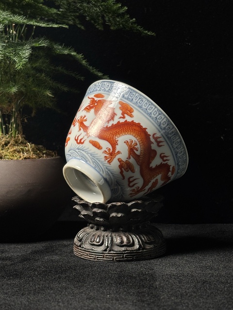 古玩陶瓷青花礬紅龍紋碗真品鑒賞圖