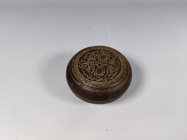 古玩陶瓷宋代浮雕花卉紋青釉粉盒真品鑒賞圖