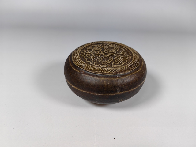 古玩陶瓷宋代浮雕花卉紋青釉粉盒真品鑒賞圖