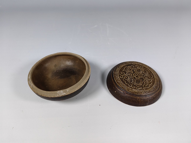 古玩陶瓷宋代浮雕花卉紋青釉粉盒真品鑒賞圖