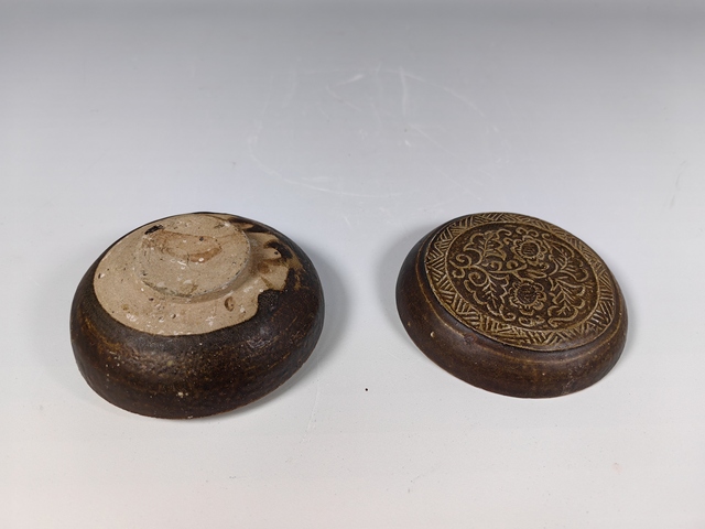 古玩陶瓷宋代浮雕花卉紋青釉粉盒真品鑒賞圖