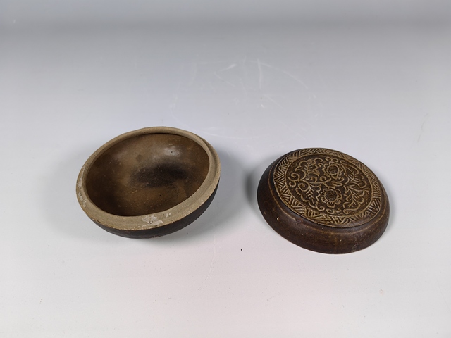 古玩陶瓷宋代浮雕花卉紋青釉粉盒真品鑒賞圖