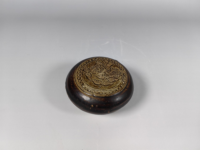 古玩陶瓷宋浮雕花卉紋青釉粉盒真品鑒賞圖