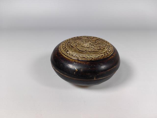 古玩陶瓷宋浮雕花卉紋青釉粉盒真品鑒賞圖