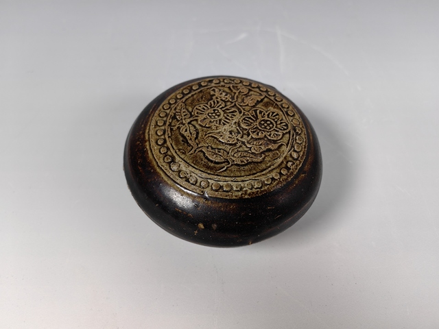 古玩陶瓷宋浮雕花卉紋青釉粉盒真品鑒賞圖