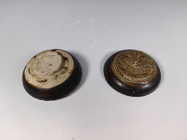 古玩陶瓷宋浮雕花卉紋青釉粉盒真品鑒賞圖