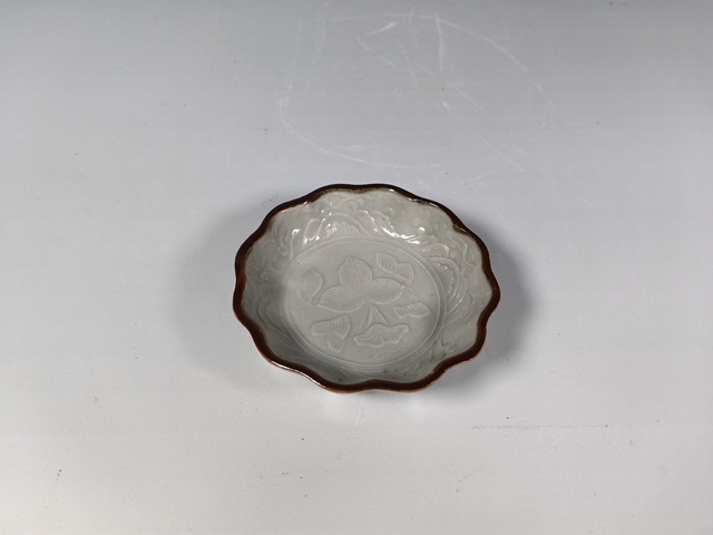 古玩陶瓷清中仿定窯暗刻花卉紋葵口文房筆洗真品鑒賞圖