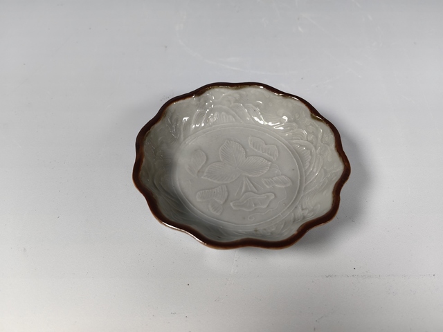 古玩陶瓷清中仿定窯暗刻花卉紋葵口文房筆洗真品鑒賞圖