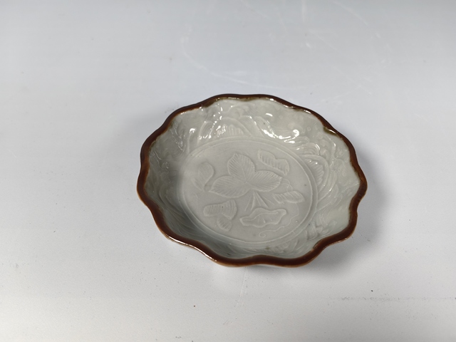 古玩陶瓷清中仿定窯暗刻花卉紋葵口文房筆洗真品鑒賞圖