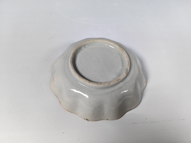 古玩陶瓷清中仿定窯暗刻花卉紋葵口文房筆洗真品鑒賞圖