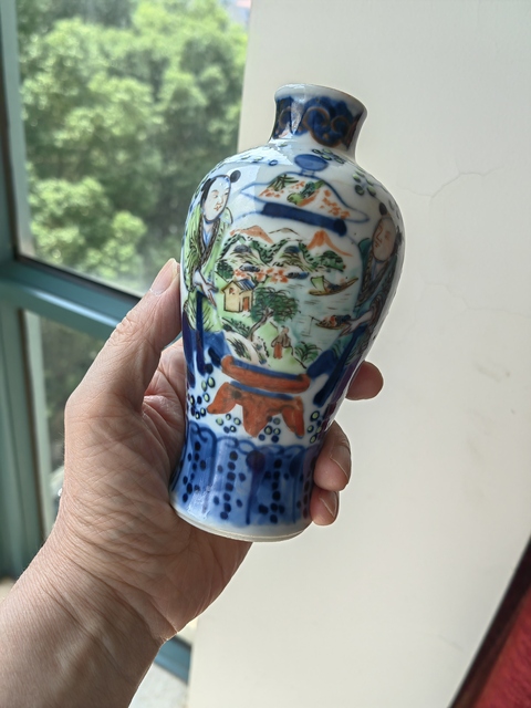 古玩陶瓷青花加彩童子抱瓶圖梅瓶真品鑒賞圖