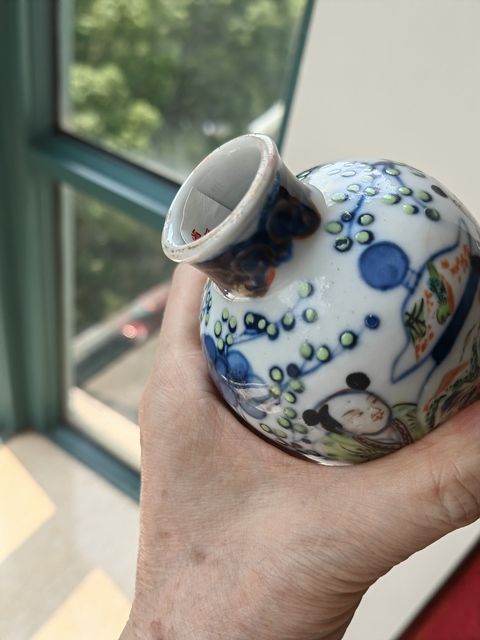 古玩陶瓷青花加彩童子抱瓶圖梅瓶真品鑒賞圖