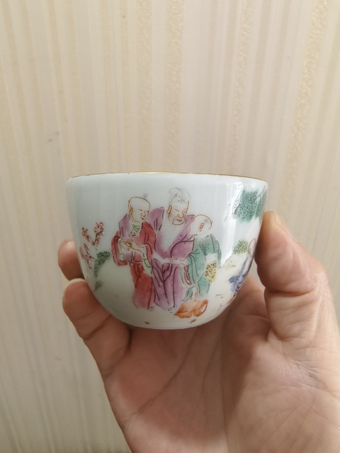 古玩陶瓷人物紋粉彩臥足杯真品鑒賞圖