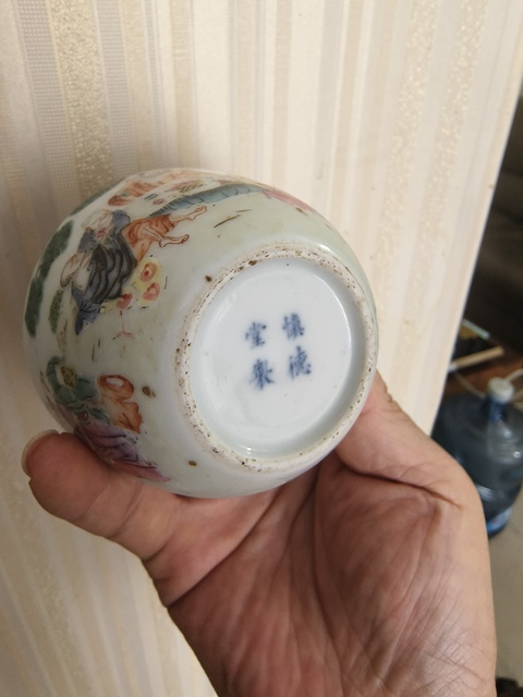 古玩陶瓷人物紋粉彩臥足杯真品鑒賞圖