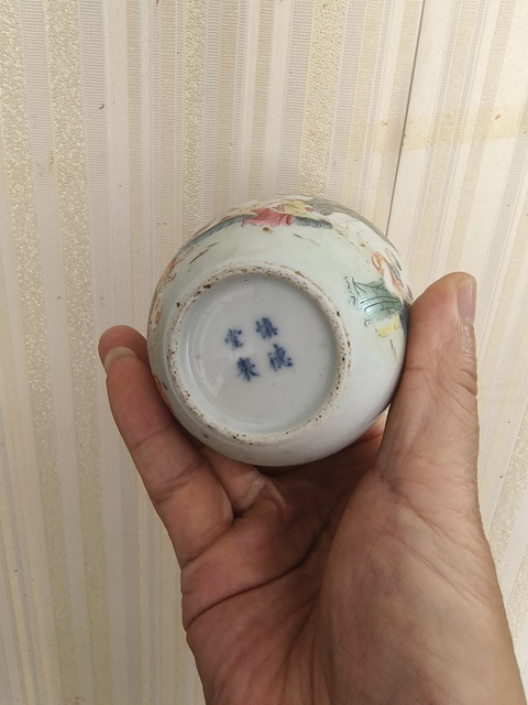 古玩陶瓷人物紋粉彩臥足杯真品鑒賞圖