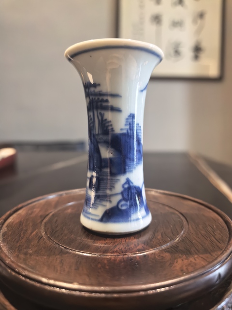 古玩陶瓷康熙.青花山水人物紋花觚拍賣，當(dāng)前價格1999元