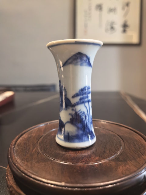 古玩陶瓷康熙.青花山水人物紋花觚拍賣，當(dāng)前價格1999元
