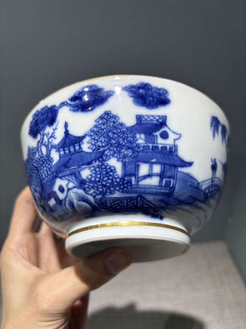 古玩陶瓷乾隆青花描金山水紋碗真品鑒賞圖