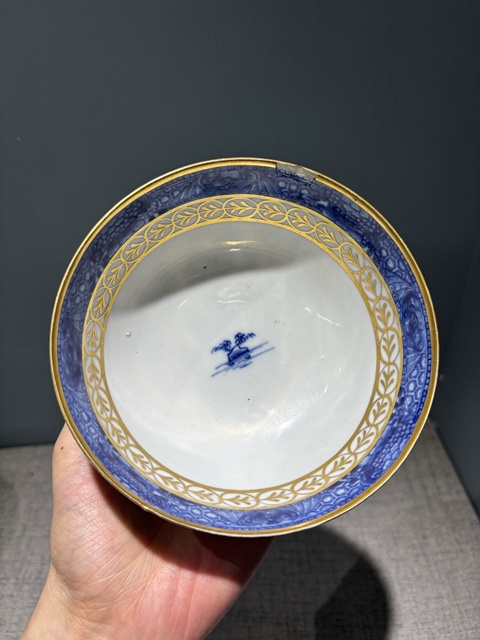 古玩陶瓷乾隆青花描金山水紋碗真品鑒賞圖