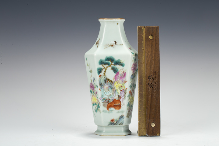 古玩陶瓷民國·粉彩八仙人物圖六方小瓶真品鑒賞圖