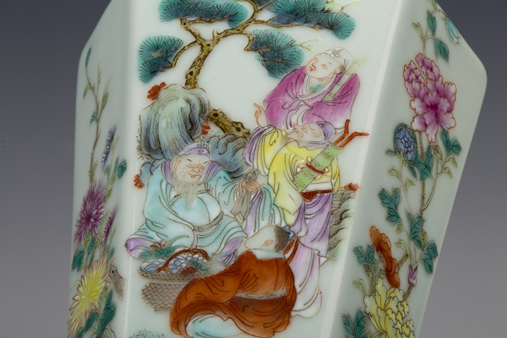 古玩陶瓷民國·粉彩八仙人物圖六方小瓶真品鑒賞圖