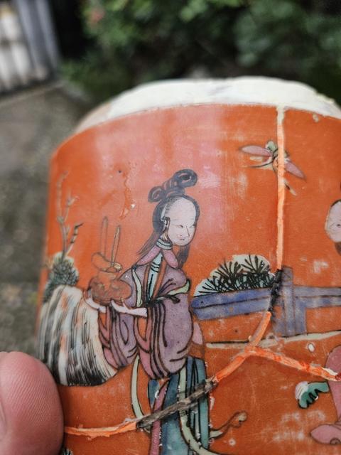 古玩陶瓷珊瑚紅地粉彩人物蓋缸真品鑒賞圖