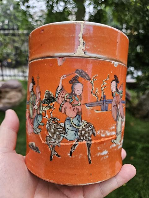 古玩陶瓷珊瑚紅地粉彩人物蓋缸真品鑒賞圖