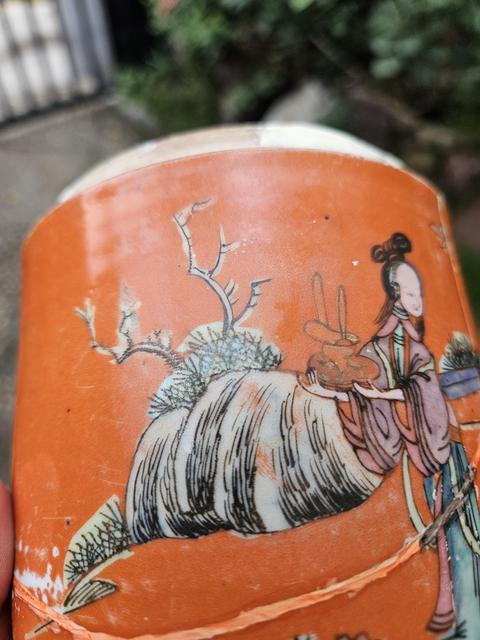 古玩陶瓷珊瑚紅地粉彩人物蓋缸真品鑒賞圖