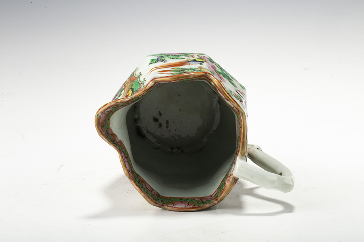 古玩陶瓷·廣彩開窗花鳥人物紋花口奶壺
真品鑒賞圖