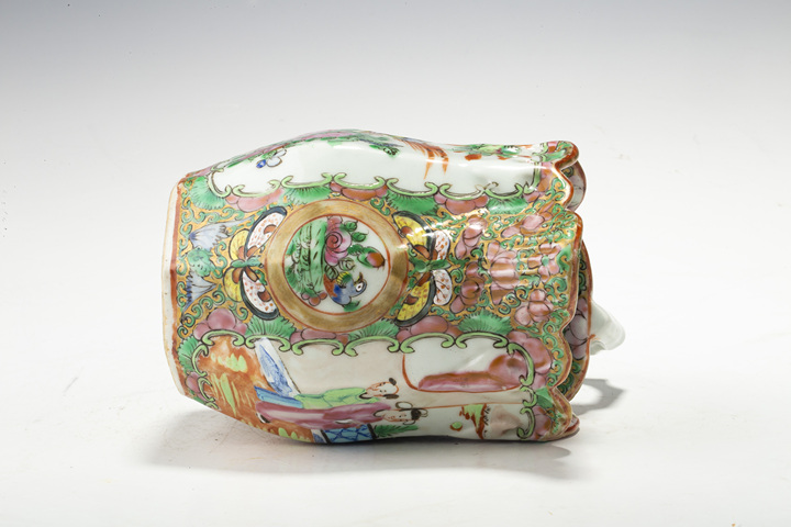 古玩陶瓷·廣彩開窗花鳥人物紋花口奶壺
真品鑒賞圖
