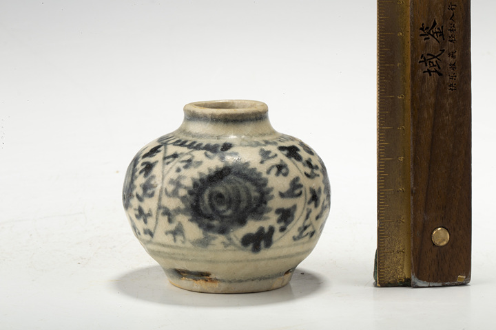 古玩陶瓷·青花纏枝花卉紋水盂
真品鑒賞圖