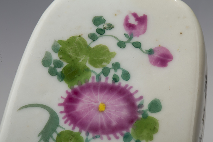 古玩陶瓷·粉彩花卉紋小扁壺
真品鑒賞圖