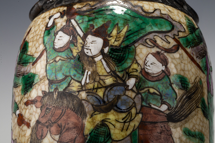 古玩陶瓷·哥釉五彩鐵骨泥刀馬人物紋獅耳瓶
真品鑒賞圖