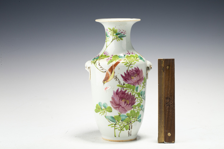 古玩陶瓷·粉彩花鳥紋獸耳瓶
真品鑒賞圖