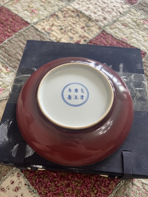 古玩陶瓷紅釉盤真品鑒賞圖