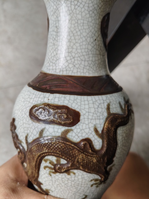 古玩陶瓷哥釉鐵骨泥龍紋撇口瓶真品鑒賞圖