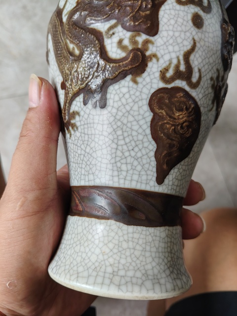 古玩陶瓷哥釉鐵骨泥龍紋撇口瓶真品鑒賞圖