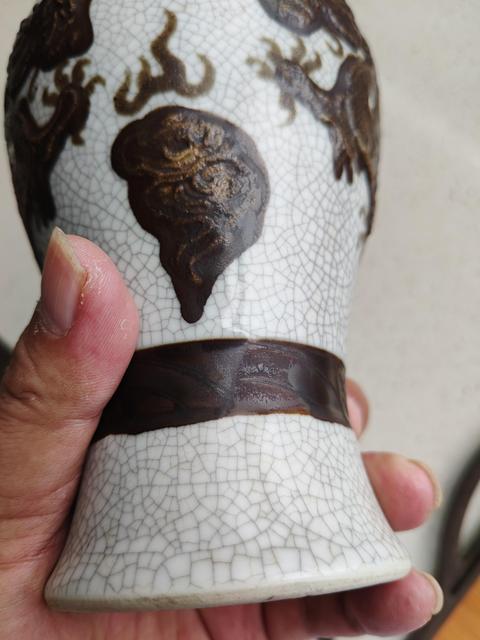 古玩陶瓷哥釉鐵骨泥龍紋撇口瓶真品鑒賞圖