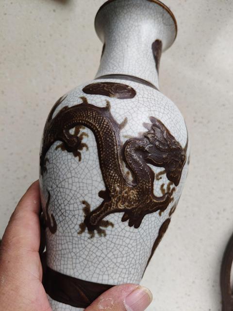 古玩陶瓷哥釉鐵骨泥龍紋撇口瓶真品鑒賞圖