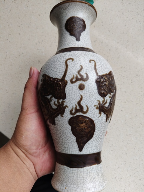 古玩陶瓷哥釉鐵骨泥龍紋撇口瓶真品鑒賞圖