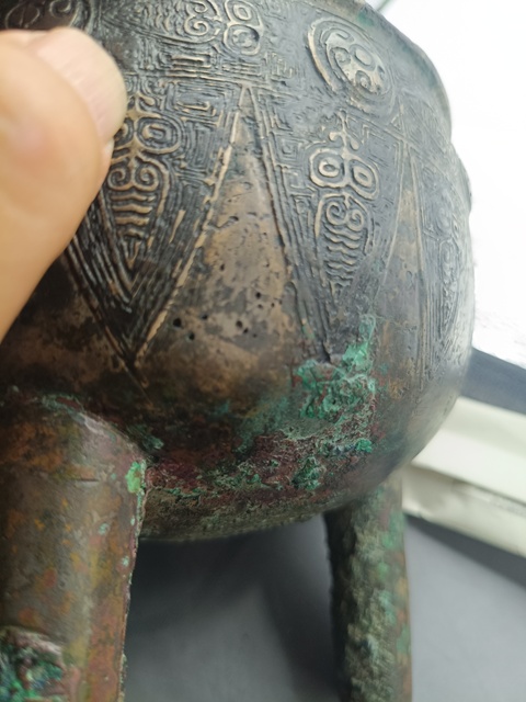 古玩銅器商圓柱腿蠶紋小鼎真品鑒賞圖