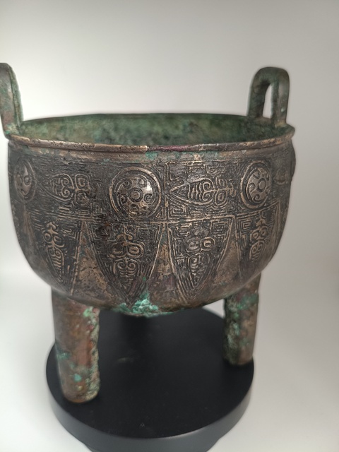 古玩銅器商圓柱腿蠶紋小鼎真品鑒賞圖