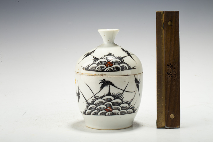 古玩陶瓷·墨彩海晏升平圖蓋缸
真品鑒賞圖