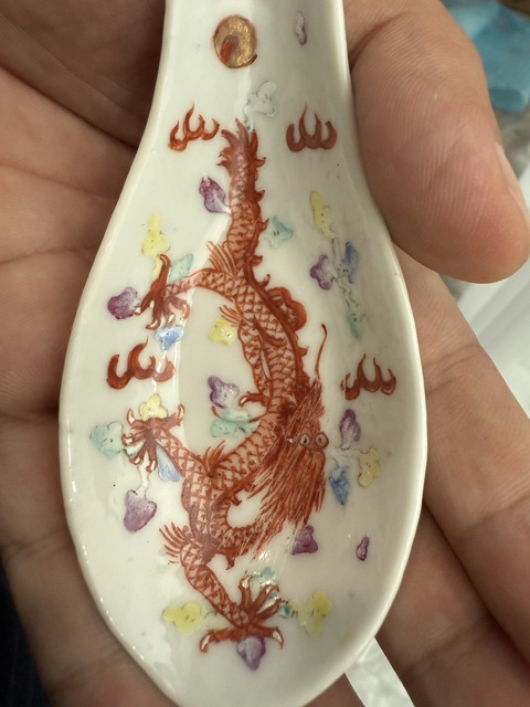 古玩陶瓷晚清民國 粉彩云龍紋勺真品鑒賞圖