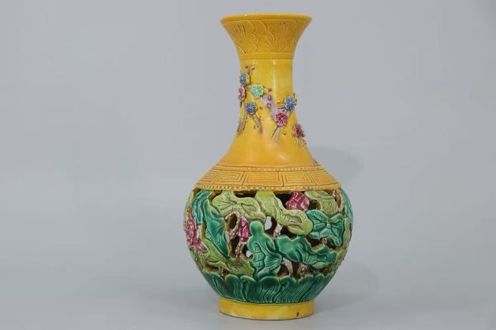 古玩陶瓷五彩鏤雕花卉紋撇口瓶真品鑒賞圖