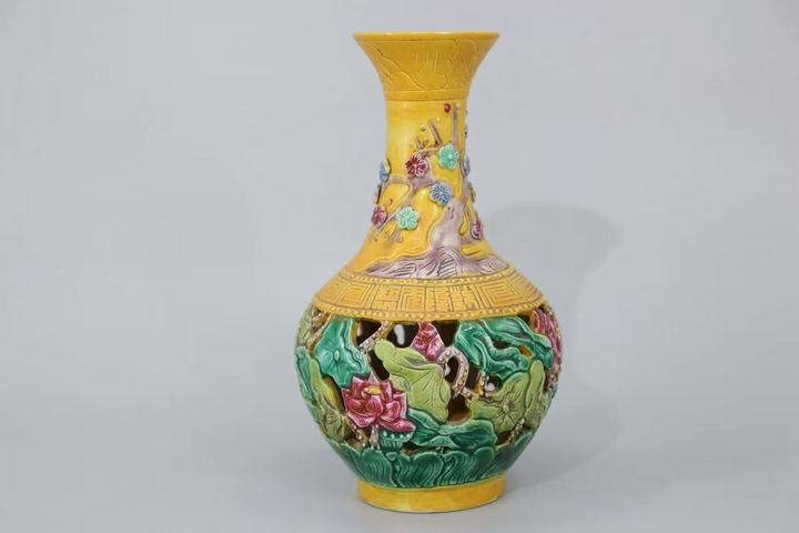 古玩陶瓷五彩鏤雕花卉紋撇口瓶真品鑒賞圖
