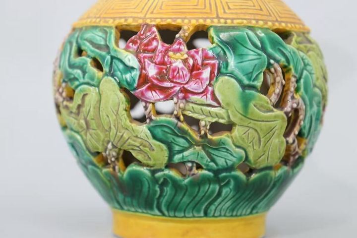 古玩陶瓷五彩鏤雕花卉紋撇口瓶真品鑒賞圖