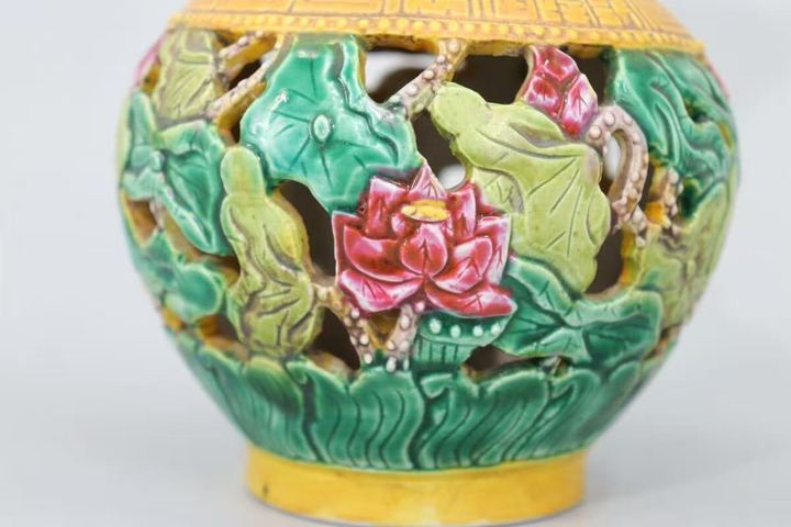 古玩陶瓷五彩鏤雕花卉紋撇口瓶真品鑒賞圖